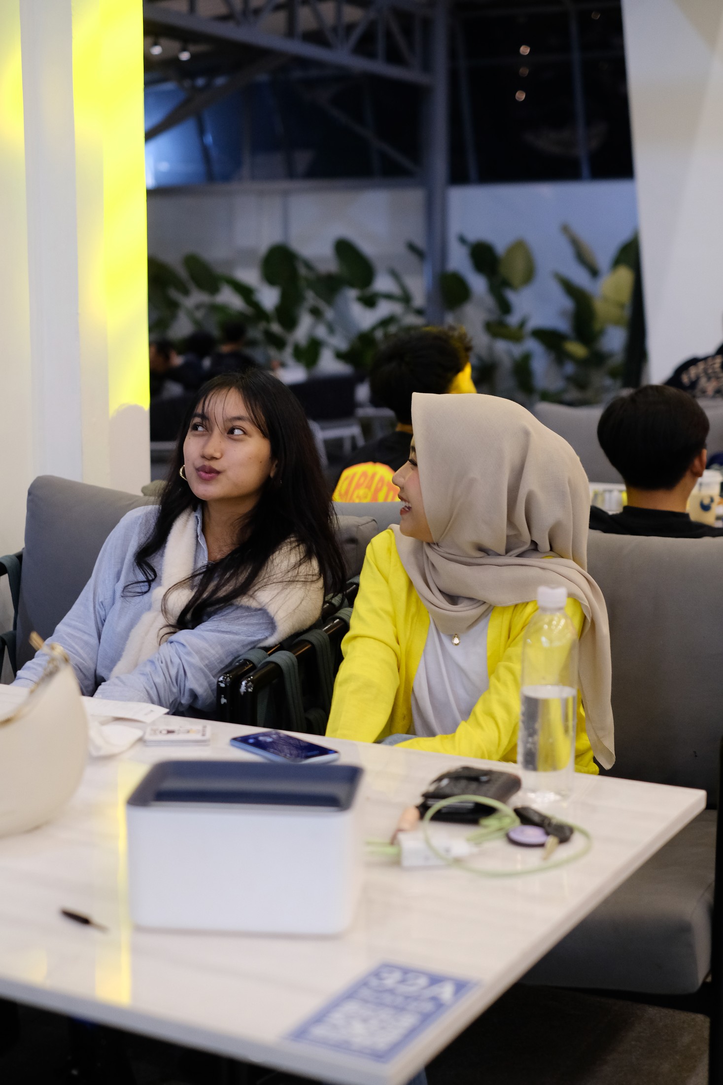 Dua teman mengobrol di meja Erion saat Chillscape.