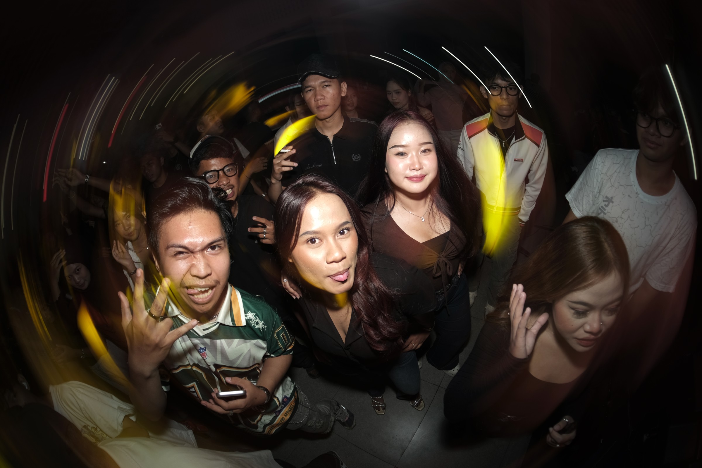 Kerumunan Liveverse dan jejak cahaya panggung di ruang Erion.