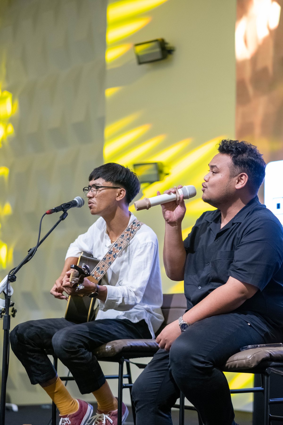 Penyanyi dan gitaris Soulcoustic tampil bersama sambil duduk di panggung Erion.