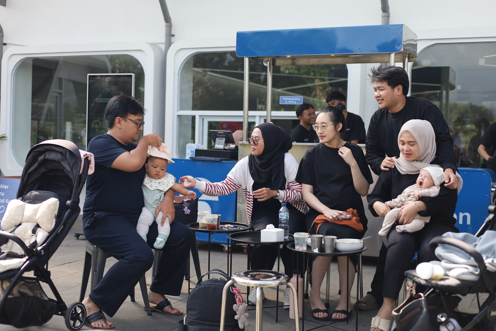 Pengunjung bersama keluarga dan anak-anak di teras Erion.