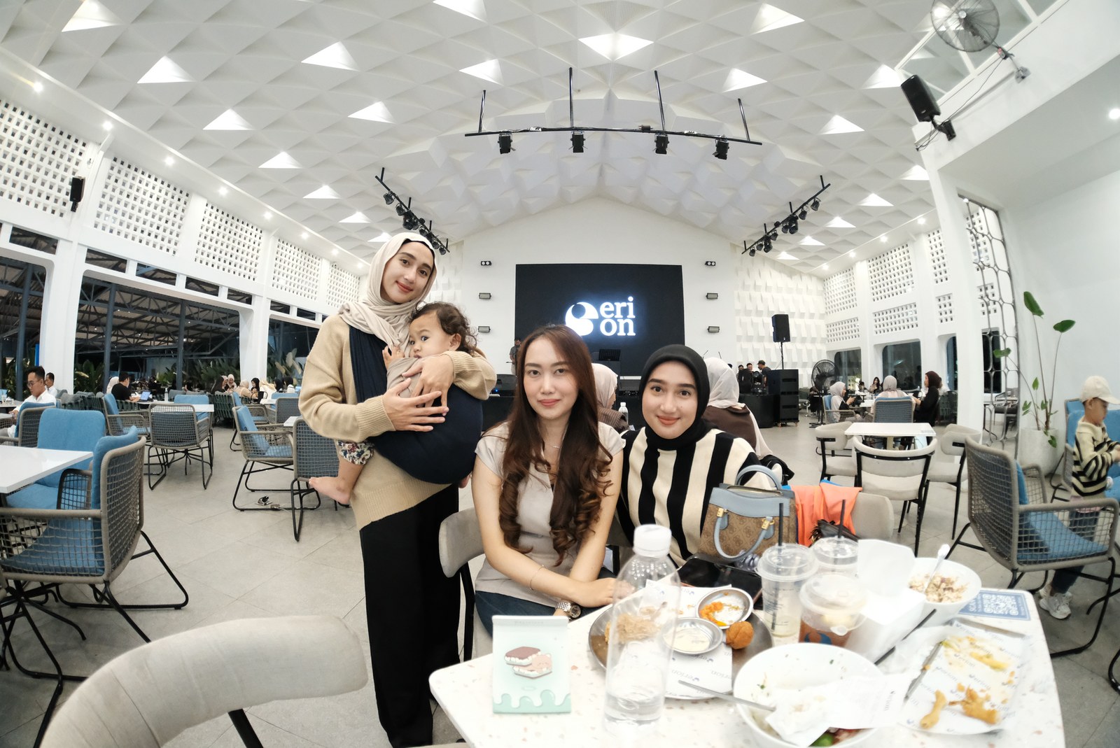 Pengunjung bersama anak-anak duduk di meja Erion.