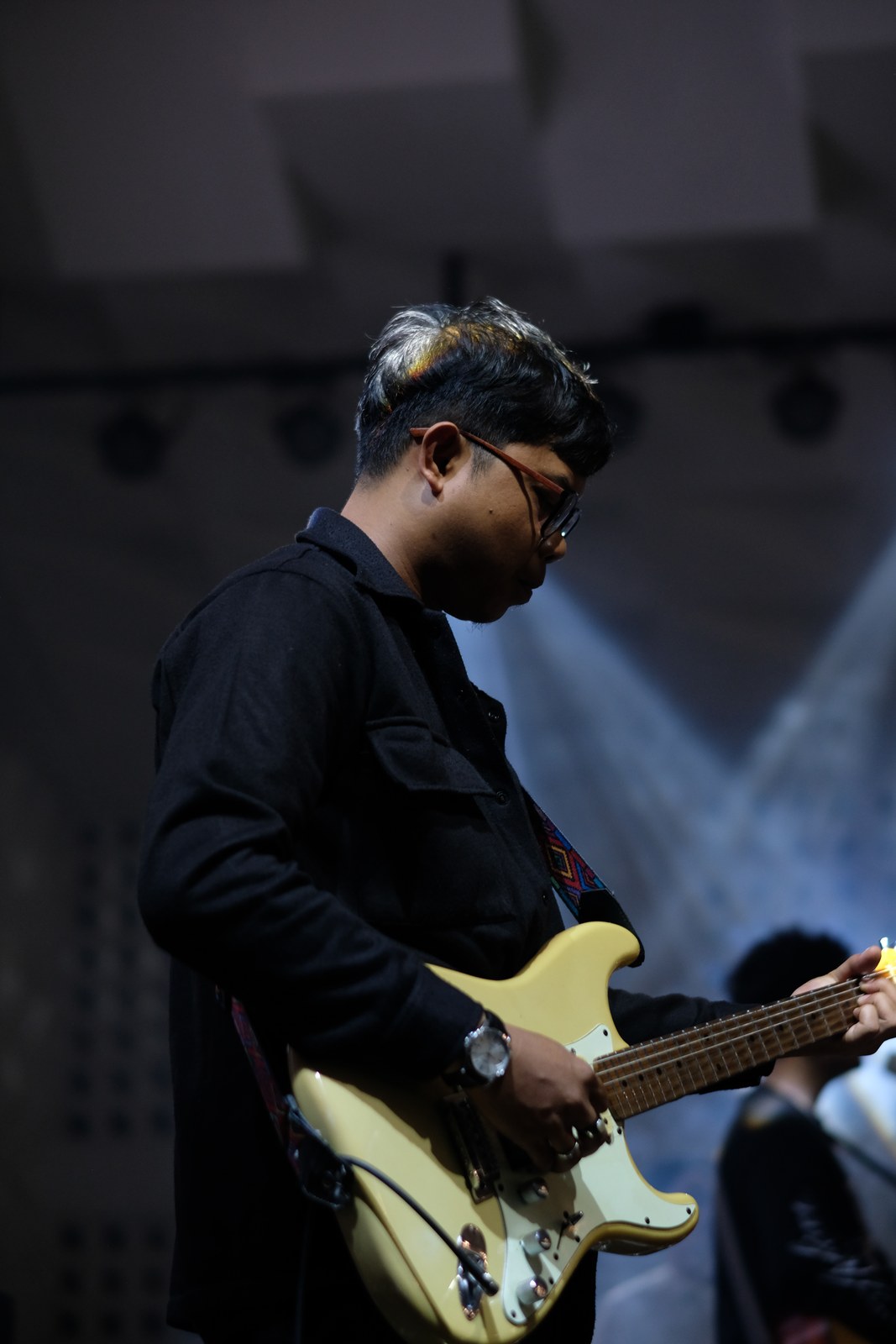 Gitaris bermain di panggung Erion.