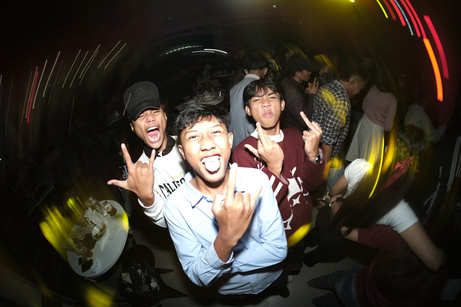 Pengunjung ikut meramaikan pertunjukan musik di Erion.