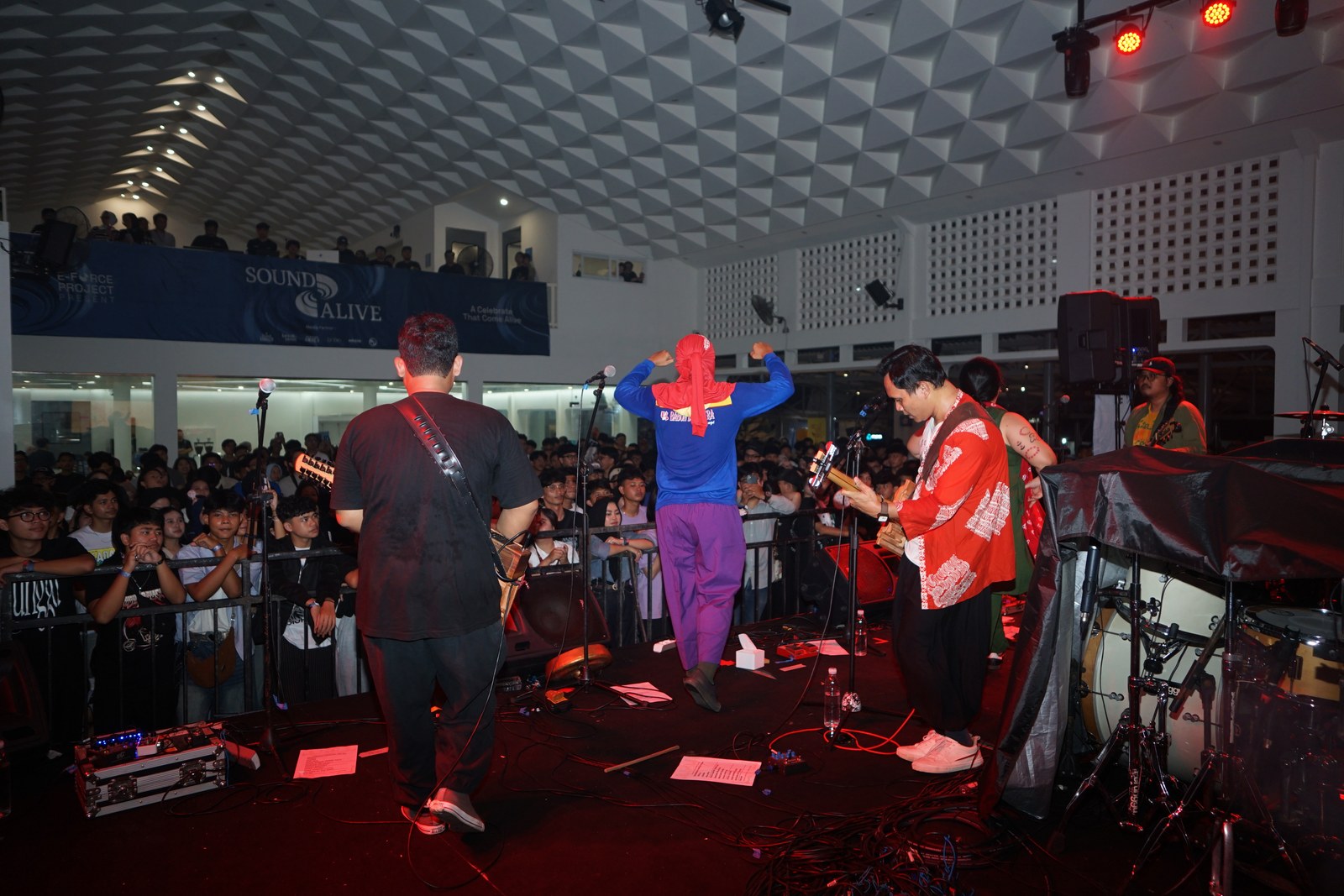 Musisi dan penonton menikmati pertunjukan di ruang utama Erion.