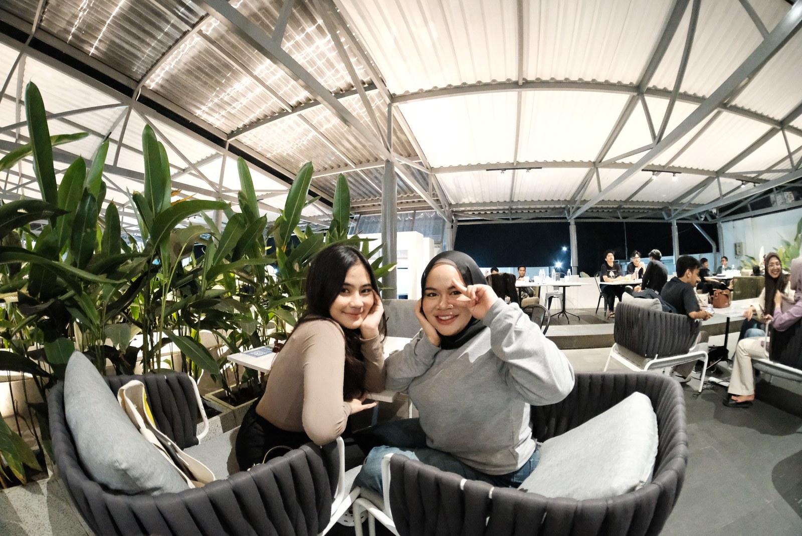 Dua pengunjung duduk di area teras Erion.